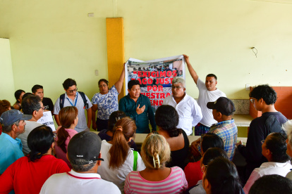 Moradores que residen en la avenida Cacique Tomalá se reunieron para organizarse para plantear acciones legales para defender sus bienes.