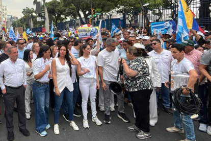Fiorella Icaza (c.) estuvo en la marcha de apoyo a su esposo en Guayaquil.