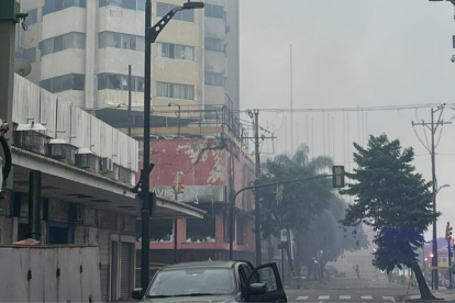 Se reactivan focos del incendio en el edificio Multicomercio.