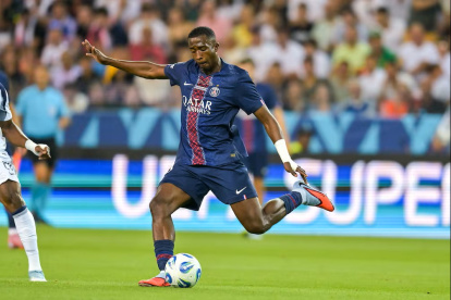 Willian Pacho destaca en la defensa de PSG en la Ligue 1 2026.