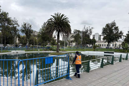 permanece vallado, impidiendo el acceso a una de las zonas más concurridas del parque.