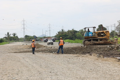 Labores de movimiento de tierra se ejecutaban en el tramo 4 de la obra, la tarde del jueves 12 de febrero.