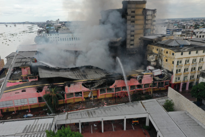 El incendio se ha extendido por varias horas.