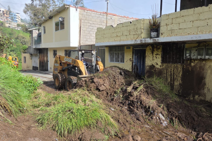 El lodo ingresó a las casas y se acumuló agua en la vía pública.
