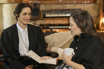 Julieta Venegas y Natalia Lafourcade interpretan juntas el tema "Tengo que contarte".