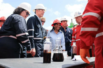 La presidenta encargada, Delcy Rodríguez (c), junto al secretario de Energía de EE.UU., Chris Wright (c-i), en una de las plantas que opera Chevron en Venezuela.
