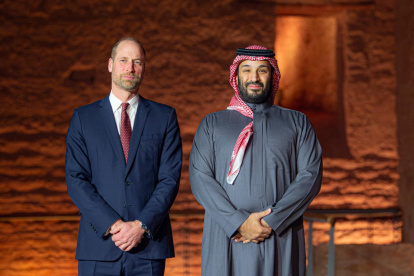El príncipe heredero Mohammed bin Salman posa junto al príncipe Guillermo, heredero al trono del Reino Unido durante su visita al distrito histórico de Diriyah.