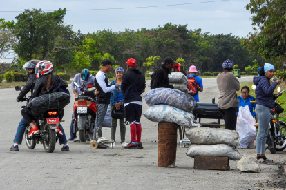 Venta. Personas compran carbón en una carretera de La Habana. Así, se esfuerzan por sobrellevar apagones constantes y escasez que empeoran bajo la presión económica de EE.UU.