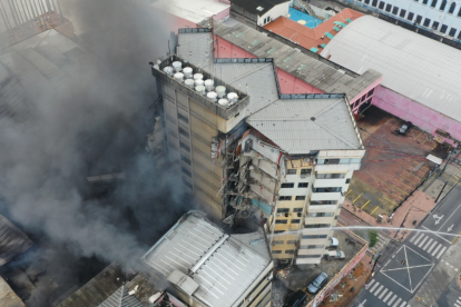 Vista aérea del edificio de Multicomercio tras el incendio, mientras se habilita el formulario de ayuda para los damnificados.