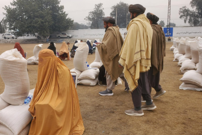 Entrega de ayuda humanitaria en Afganistán, en medio de la preocupación por el nuevo Código Penal que habilita la violencia contra las mujeres