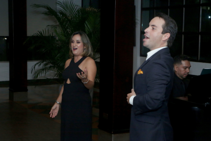 La soprano Karen Bohórquez y el tenor Francisco Ortega, acompañados al piano por el maestro Eddie González.