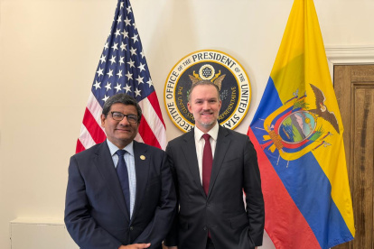 El ministro de Producción, Luis Alberto Jaramillo, junto a un representante del gobierno de EE.UU.