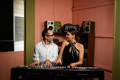 La obra propone un retrato de la pareja moderna a través de diálogos inteligentes y cargados de ironía.