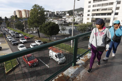 En la avenida Mariscal Sucre (Occidental), a la altura de El Pinar, se siente el rugir de vehículos, en el norte de Quito. La mayor contaminación por ruido proviene del tránsito.