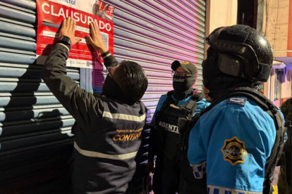 Las autoridades retiraron armas blancas y licor sin registro sanitario durante los controles ejecutados la noche del viernes.