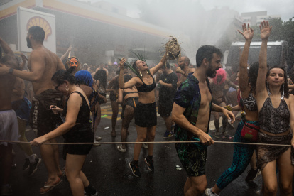 Personas participan en el desfile de la comparsa callejera Fanfarra Manada este sábado, en Sao Paulo (Brasil). Desde el amanecer, cientos de miles de personas se tomaron las calles de las principales ciudades de Brasil para celebrar el Carnaval, la fiesta más grande del país, en coloridas y ruidosas comparsas. EFE/ Isaac Fontana