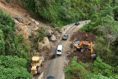 La Prefectura de Pichincha ejecuta labores de limpieza en la vía Mitad del Mundo – Río Blanco afectada por deslizamientos.
