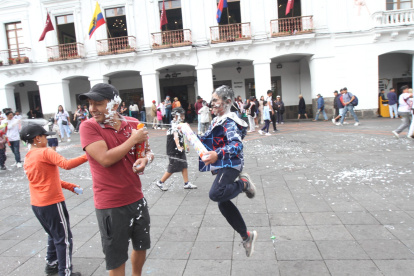 Quito se llena de alegría y color con la celebración del Carnaval 2026.