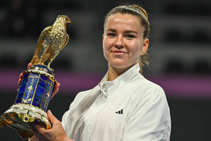 La tenista de 29 años Karolina Muchova con el título de Doha.