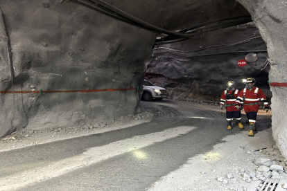 Esta mina de oro a gran escala tiene 10 niveles en operación. El último se encuentra a 930 metros de profundidad. Cuenta con ventilación e iluminación.
