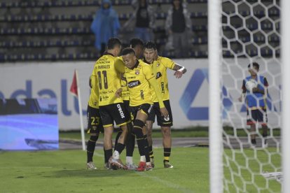 Sergio Núñez (d), otro de los refuerzos extranjeros del Ídolo, anotó el gol de la victoria.
