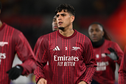 Piero Hincapié juega de central y lateral izquierdo en Arsenal.