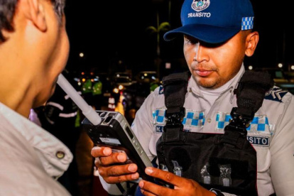 Los agentes de tránsito realizan operativos a conductores.