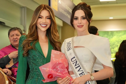 Mara Topic (izquierda) y Fátima Bosch (derecha) en Ecuador durante la llegada de la mexicana al aeropuerto de Quito.
