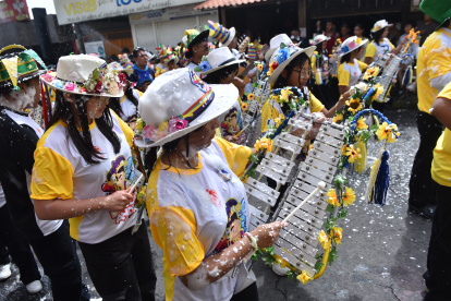 Comparsas, carrozas y espuma llenaron de color las calles de Amaguaña durante el Corso de Flores y Colores del Carnaval 2026.