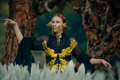 Con un vestido trabajado en crochet y diseñado por Lía Padilla.