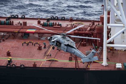 Imagen difundida por el gobierno estadounidense del abordaje al petrolero