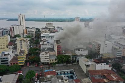 El incendio ha dejado al menos tres locales afectados.