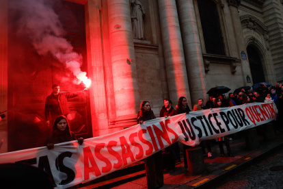 FOTODELDÍA - París (Francia), 15/02/2026.- Decenas de personas sujetan una pancarta en la que se lee "Antifa killers, justice for Quentin", durante un homenaje a Quentin, el estudiante de 23 años asesinado en Lyon, este domingo en la plaza de la Sorbonne, en París, Francia. EFE/MOHAMMED BADRA