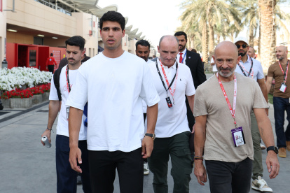 Carlos Alcaraz, previo al inicio del torneo de Doha, aprovechó para visitar en los Test de Bahrain de F1 a los españoles Fernando Alonso y Carlos Sainz.