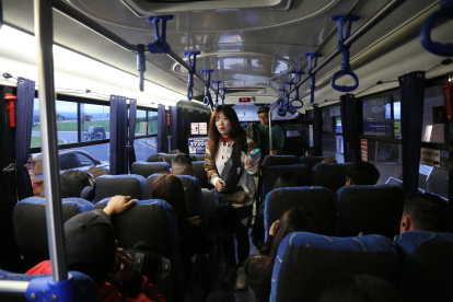 Servicio. Para los usuarios, el transporte público desde la terminal aérea es una opción más económica que un taxi, cuyo costo sobrepasa los $ 20 .