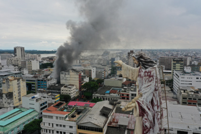 Durante el mediodía, gran parte del centro fue cubierto por un humo negro