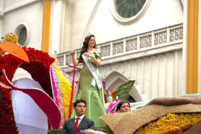 FATIMA BOSH ES LA INVITADA DE HONOR DE LA FIESTA DE DIAMANTE DE AMBATO.