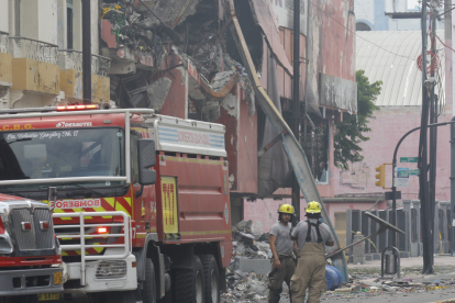 Bomberos han intervenido en el edificio Multicomercio por varios días.