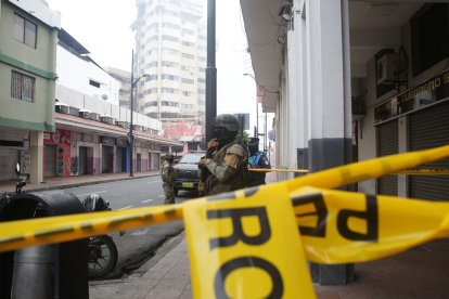 La Policía Nacional y Fuerzas Armadas acordonaron las cuadras cercanas al edificio Multicomercio en el centro de Guayaquil.
