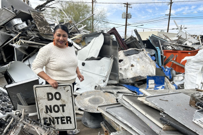 La copropietaria de Recyco Vanessa Gallego Luján, ordenando material de reciclaje durante una entrevista para con EFE en Tucson (EE.UU.).