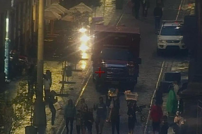 La unidad del Cuerpo de Bomberos Quito llegó al Centro Histórico para tender la emergencia.