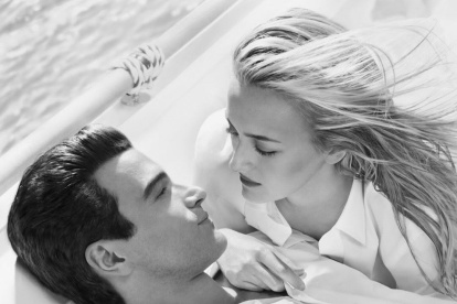 Paul Anthony Kelly como JFK Jr. y Sarah Pidgeon como Carolyn Bessette