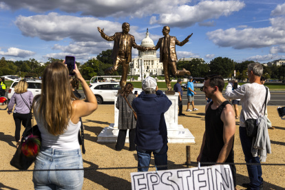 Una estatua que representa al presidente Donald Trump y a Jeffrey Epstein regresó al National Mall en Washington D.C., el 2 de octubre de 2025. Es una obra de arte de protestas.