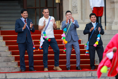 El presidente de Perú (de blanco) baila en el evento de presentación del Carnaval Puneño 2026.