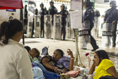 Familiares de presos políticos en huelga de hambre en Caracas sufren problemas de salud.