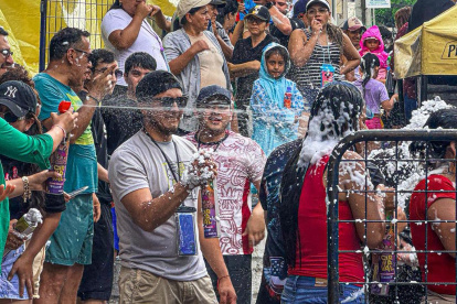 Juegos. Los locales y visitantes disfrutan del carnaval con la espuma. Personas de todas las edades se divierten de forma sana en el centro de las ciudades lojanas.