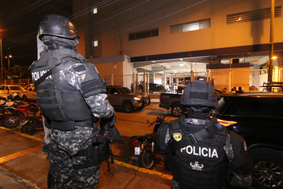 Agentes de la Policía Nacional intervinieron las oficinas de Segura EP, en la ciudadela Martha de Roldós, la noche del domingo 15 de febrero.