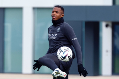 Willian Pacho en el entrenamiento de PSG, previo al duelo de Champions League.