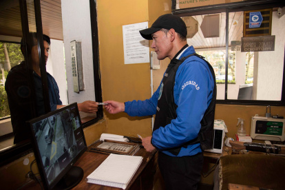 Prevención. En distintos edificios residenciales se priorizan acciones como la vigilancia, el control de visitantes, etc.