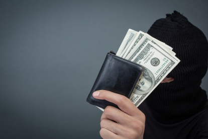 La norma prohíbe que personas naturales o jurídicas, ajenas al sistema financiero nacional, realicen captación de dinero del público u ofrezcan créditos.